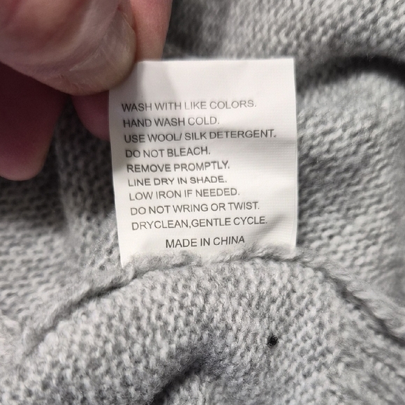 Brand Unknown Light Gray Cardigan Button With Scalloped Edge Sweater Size S NWOT - Picture 9 of 9